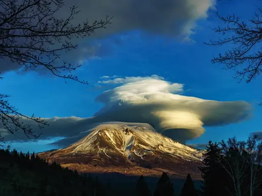 Northern California’s 4000-metre Mount Shasta being dwarfed by a phenomenal lenticular cloud