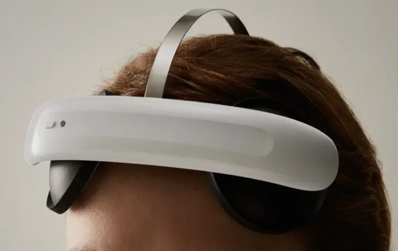 Patient wearing the FL-100 on his head