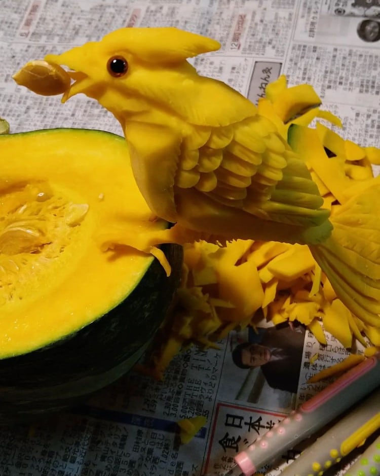 Squash shaped to resemble a bird