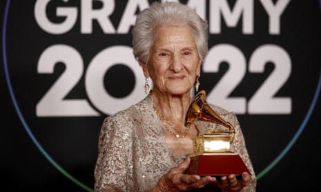 Angela Álvarez holding her grammy