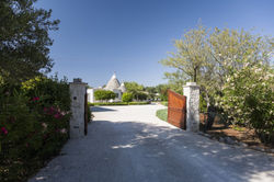 trulli-mia-puglia-main-gate