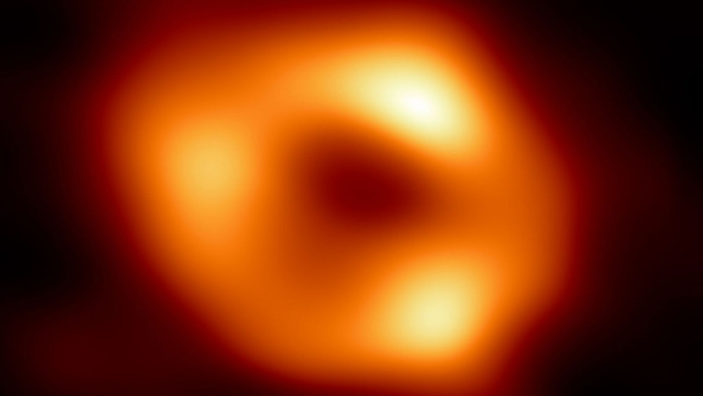 Doughnut shaped orange ring surrounding a black hole