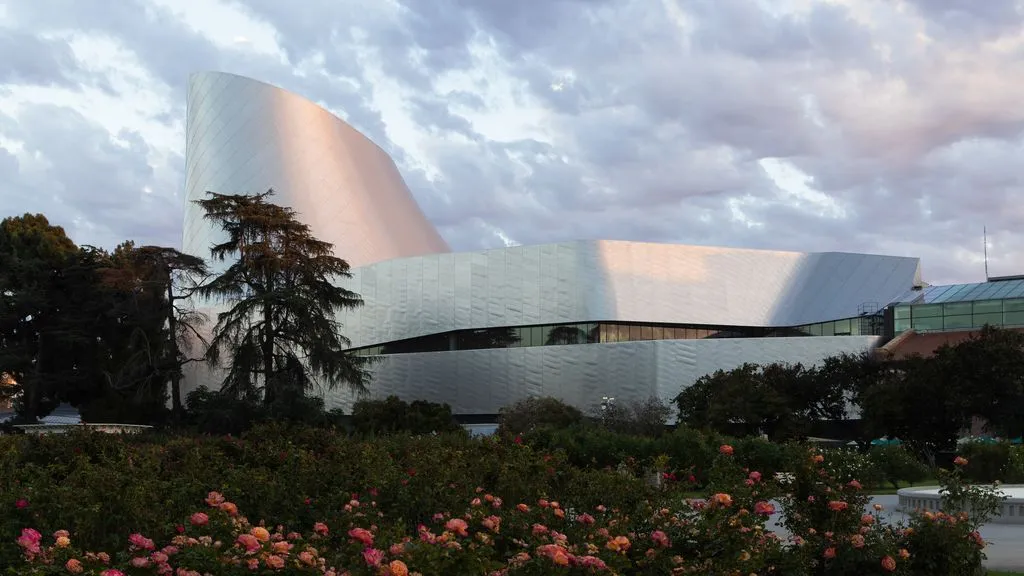 Exterior of the new Samuel Oschin Air and Space Center