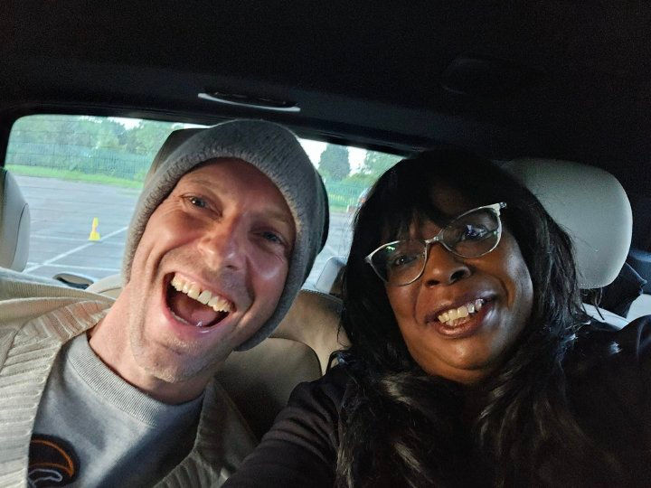Chris Martin with fan Saundra Glenn