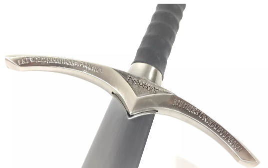 détail de la garde métal argenté de l'épée, montrant sa forme distinctive courbées et le début de la poignée 