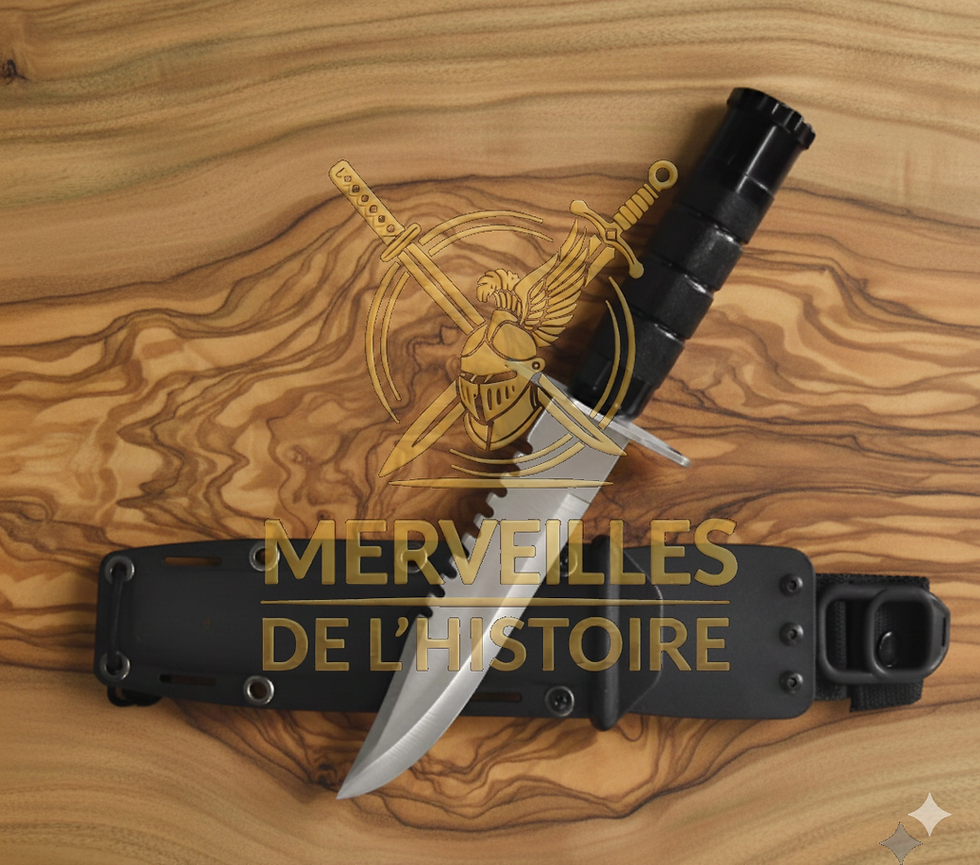 Couteau de survie de 29 cm non affûté, lame avec scie dorsale, manche noir quadrillé et étui rigide sur fond bois.