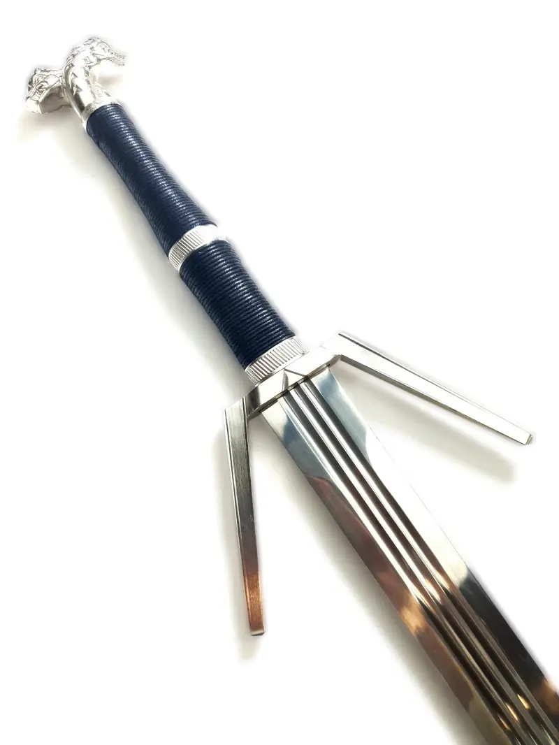 Réplique épée Twin Wolf Geralt de Riv, The Witcher, 126 cm. Lame en acier avec rainures et fourreau noir. Détail de la garde.