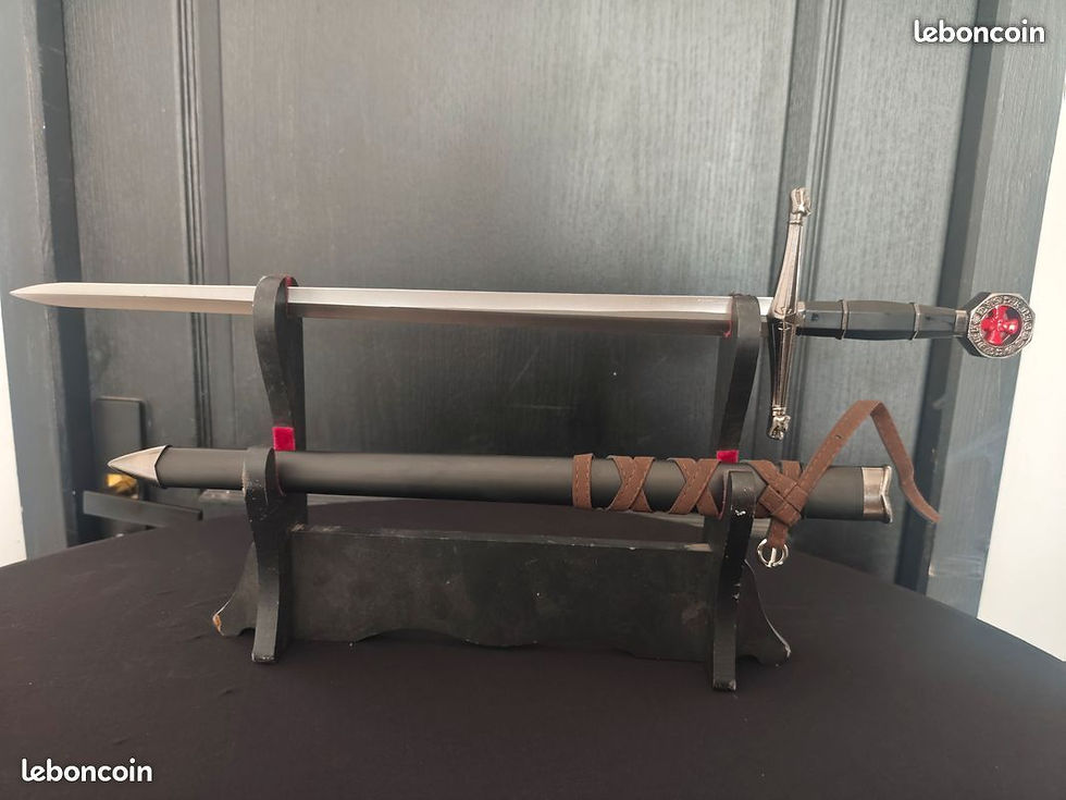 Miniature : Réplique d'épée médiévale de 58cm et son fourreau noir exposés sur un double support en bois noir.