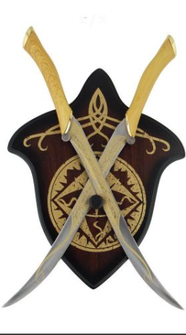 Duo de dagues elfiques de Legolas avec lames en acier gravées, poignées dorées et plaque murale décorative en bois.