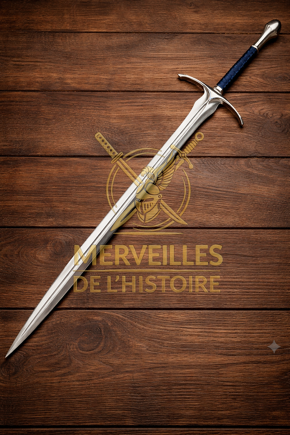 Épée Glamdring de Gandalf avec pommeau bleu et garde argentée posée sur un fond en bois rustique.