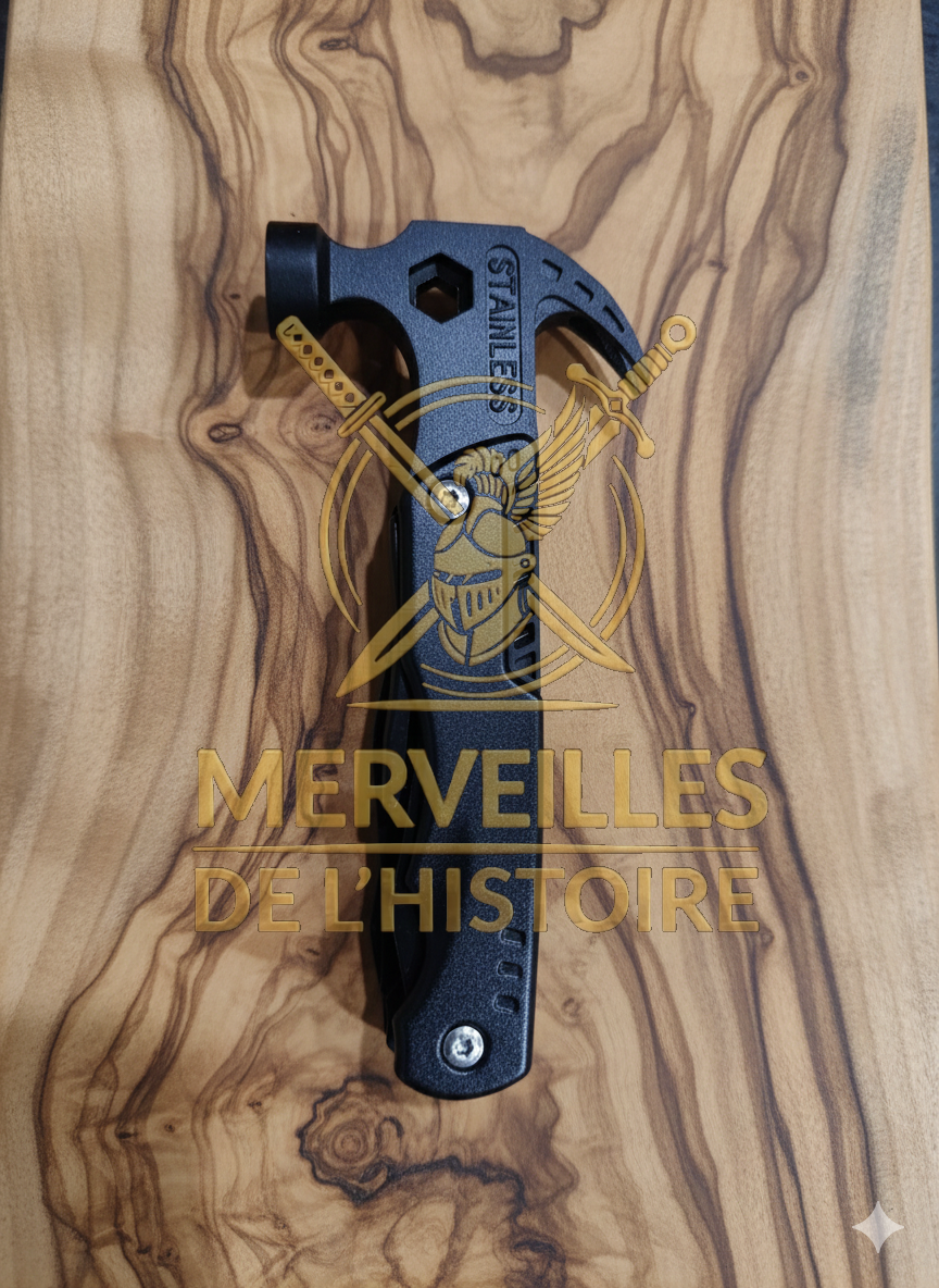Multi-outil marteau en acier inoxydable noir posé sur une table en bois clair avec logo "Merveilles de l’Histoire"