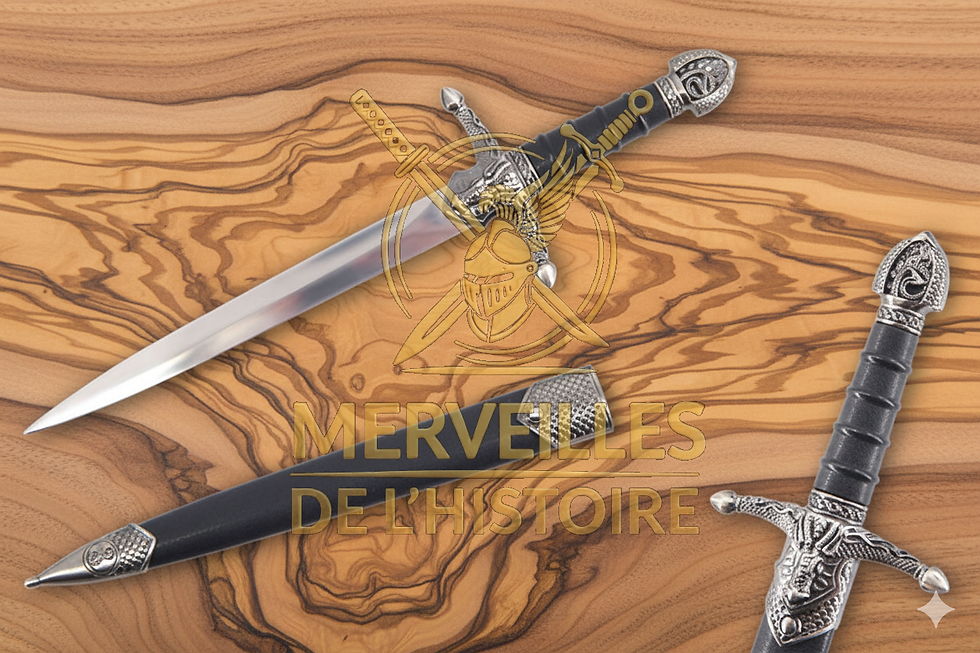 Dague Seigneur des Anneaux 37 cm, réplique de collection avec fourreau noir et détails argentés sur plateau en bois.