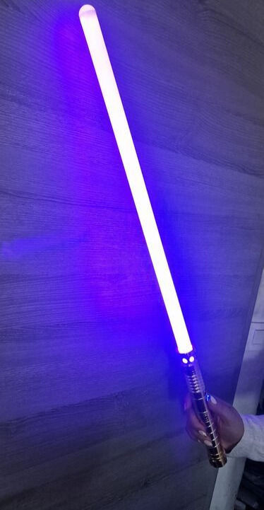 Miniature : Sabre laser violet mystique. Technologie 16 couleurs avec batterie secteur. Manche doré brillant pour une prise en main pro.