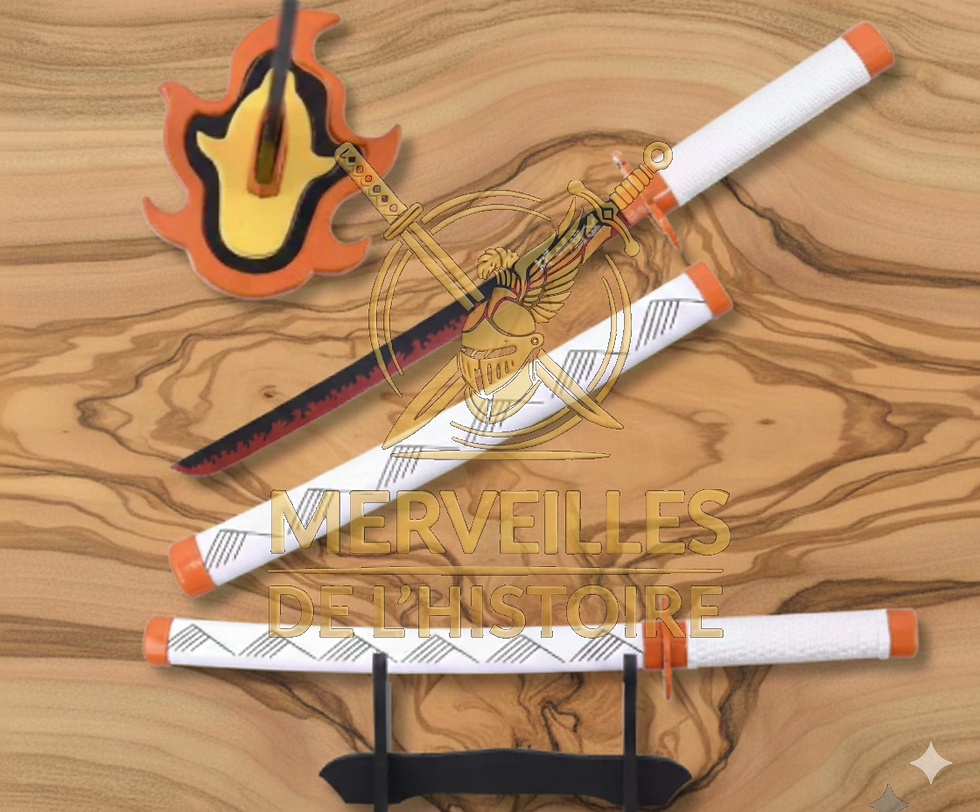 Mini katana bois Demon Slayer Kyojuro Rengoku 45cm, lame noire et rouge, fourreau blanc motif flammes sur socle en bois.