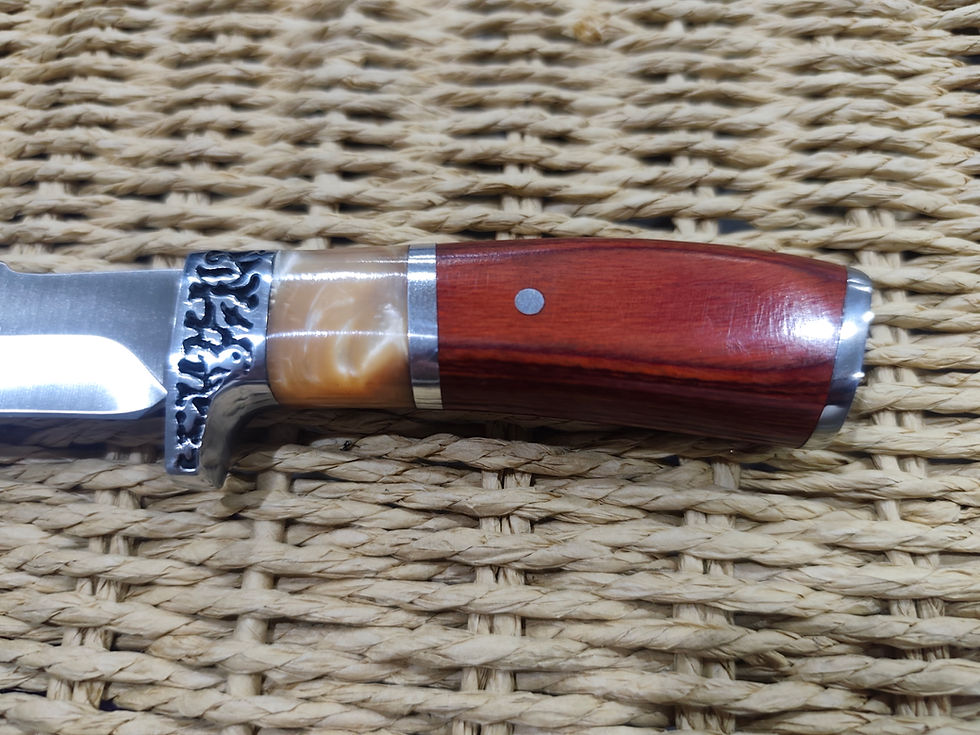 Miniature : Focus sur le veinage du bois et le rivet de fixation, montrant la qualité d'assemblage du couteau de survie.