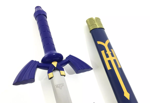 Gros plan garde et fourreau : Détail de la poignée bleue texturée, de la garde ailée et de l'entrée du fourreau avec finition