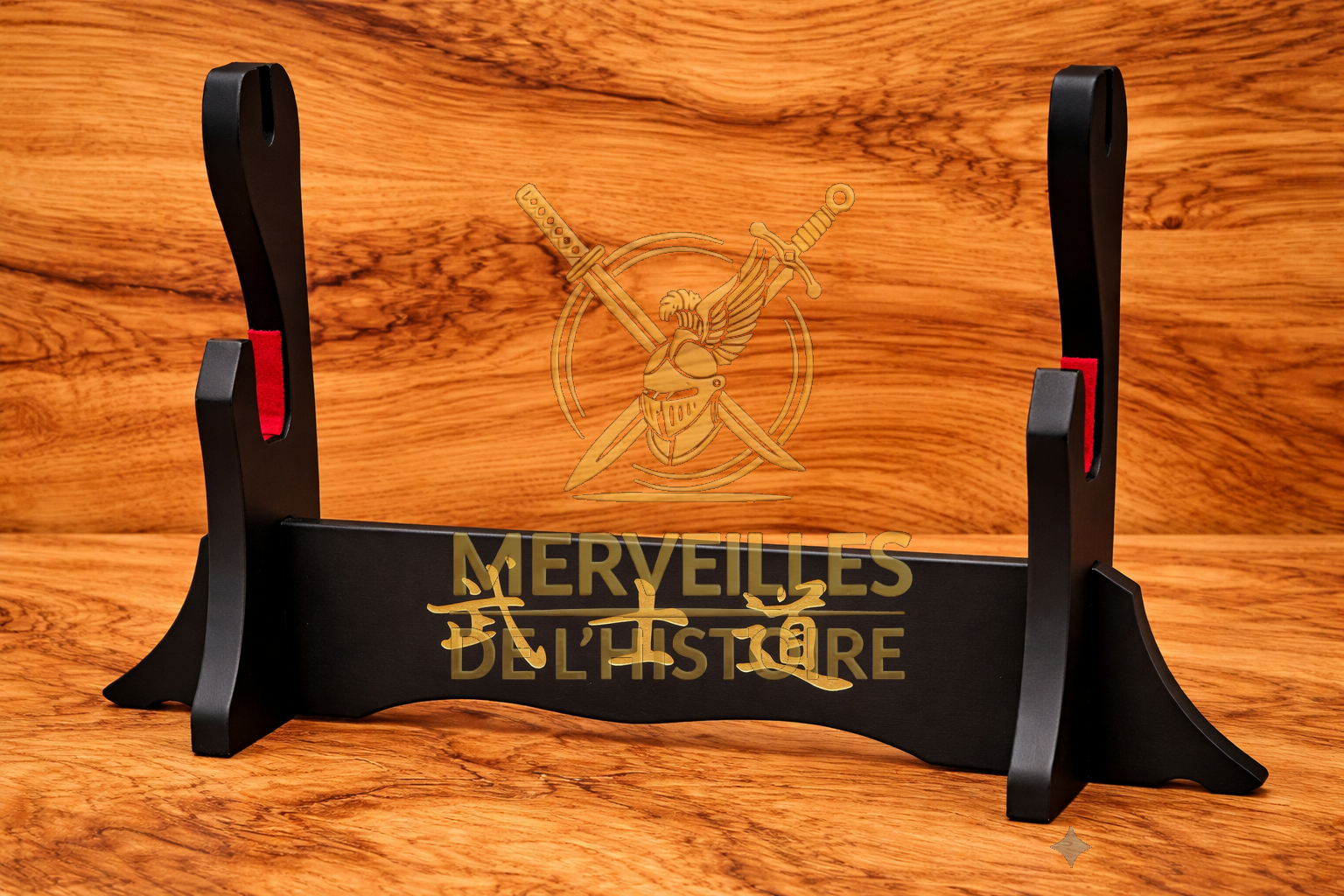 Socle bois noir pour 2 katanas, encoches velours rouge, gravure dorée Bushido et logo chevalier croisé sur fond bois.