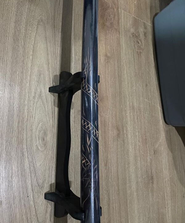 Miniature : Vue rapprochée de la finition du bokken bois noir 99 cm soulignant les gravures décoratives de style japonais dragon.