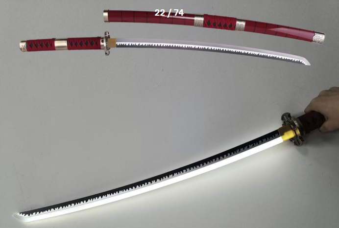 Vue rapprochée sabre Sandai Kitetsu bois, lame éclairée LED blanche, garde sculptée et poignée tressée rouge et noire.