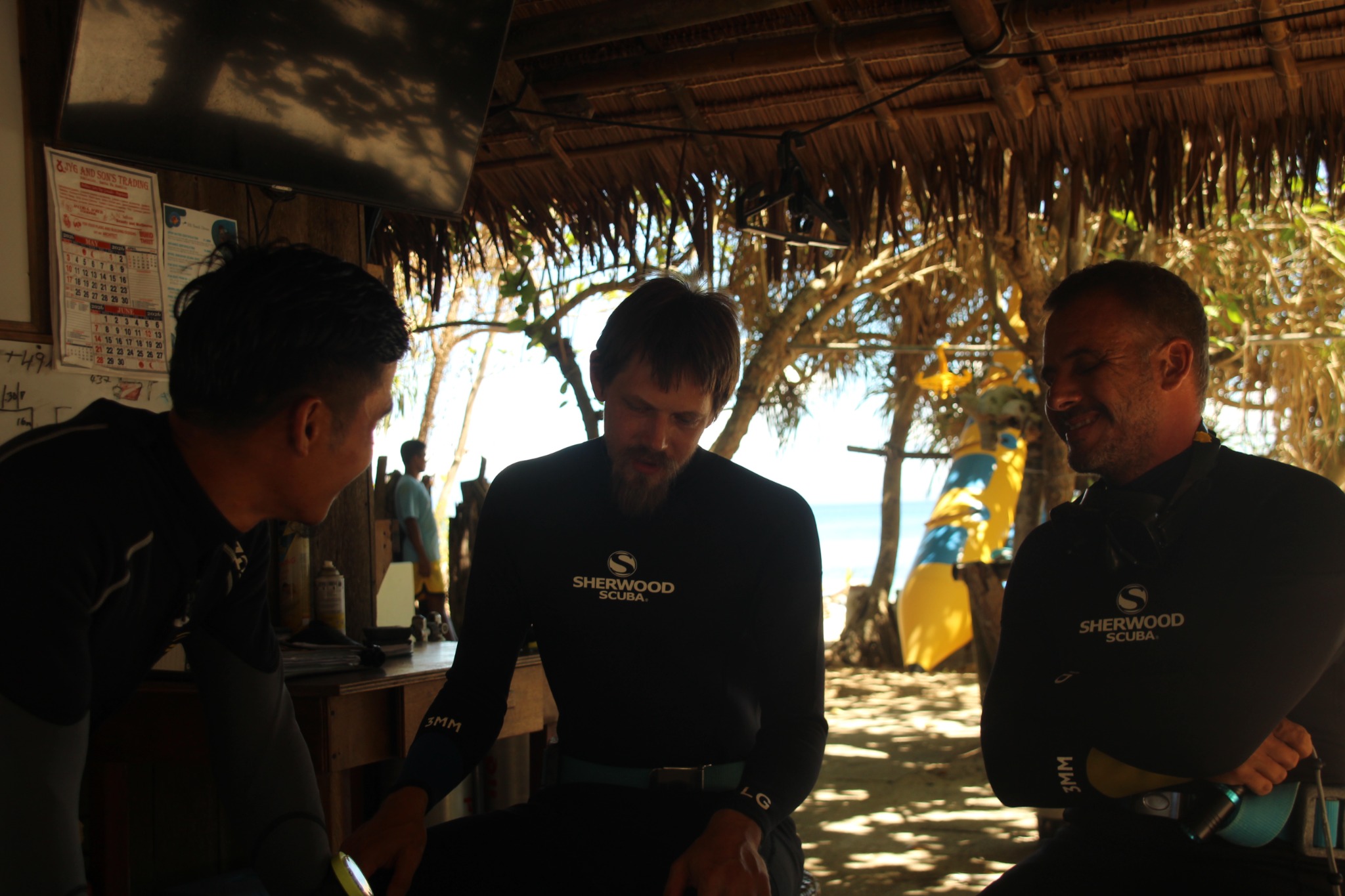 Divers talking with the Pili dive team beside the beach