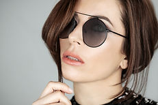 bella donna con occhiale sunglasses