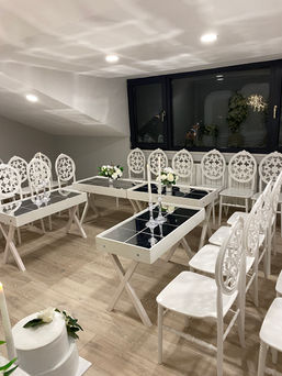 Sehpa kiralama hizmetimiz, evde yapılan organizasyonlarda hem dekoratif hem de işlevsel bir kullanım sunar. Sunum, ikram ve aksesuarlar için ideal bir tamamlayıcıdır.