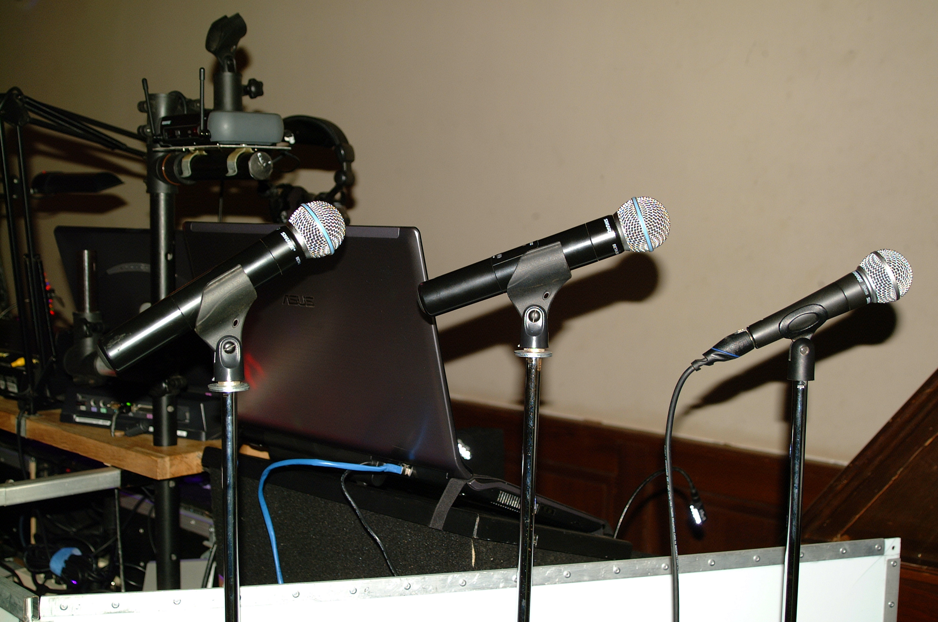 Micros Handheld Beta 58 Wireless Shure sur pieds