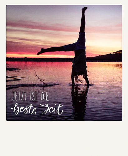 sowas.von.uns sowasvonuns Sonnenuntergang mit Person mit Handlettering Polaroid Postkarte bei Nacht Karlsruhe Baden Württemberg