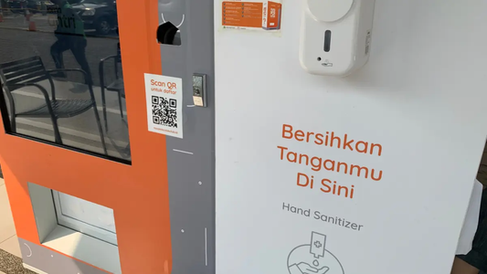 scan kode QR di vending machine PUMU Nusantics