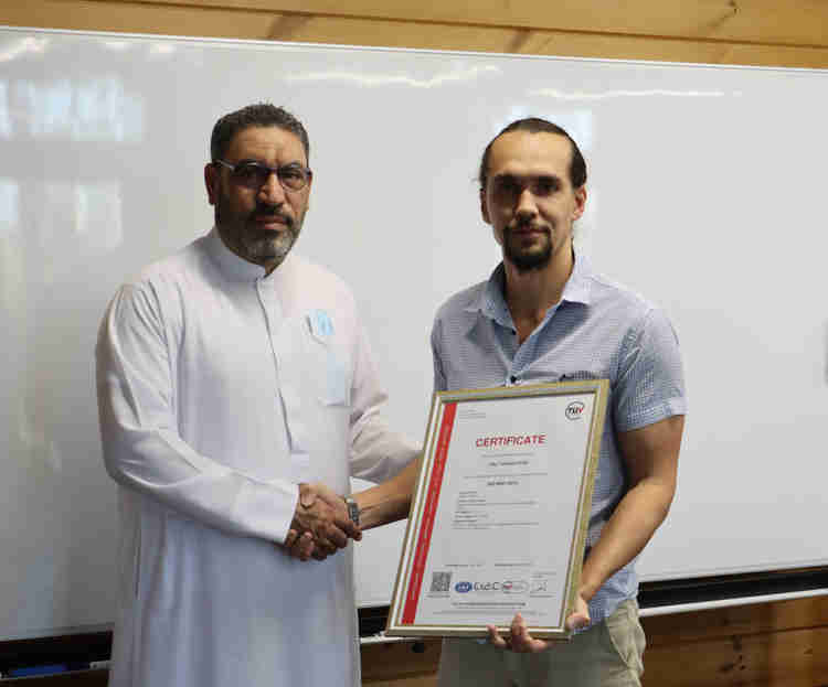 Ông Mohanad Al Hamouta, TÜV SW, trao chứng chỉ chất lượng ISO 9001: 2015 cho Sergei Tarasov, uSky Transport