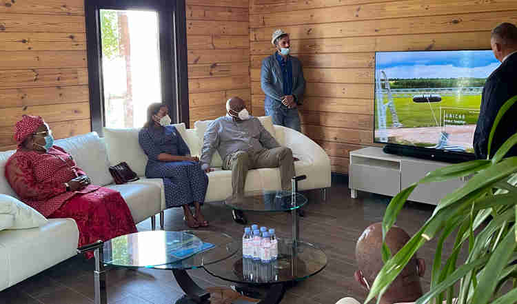 Vua Letsie III, Nữ hoàng Masenate và Matšepo Ramakoae, Bộ trưởng Bộ Ngoại giao và Quan hệ Quốc tế của Lesotho xem buổi giới thiệu công nghệ uSky