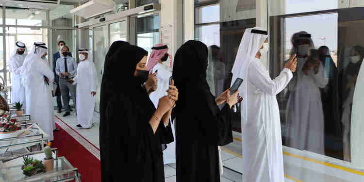 Phái đoàn ITC tại nhà ga hành khách chờ chuyến xe uPod tiếp theo đến nhà ga dịch vụ