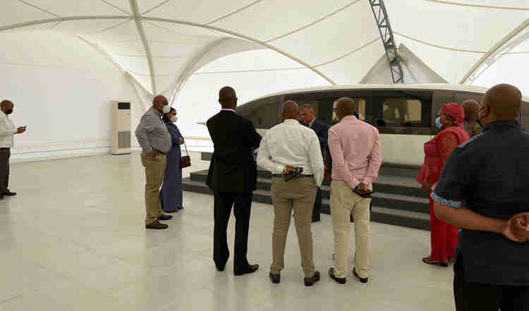 Vua Letsie III cùng vợ là Nữ hoàng Masenate Mohato Bereng Seeiso trước mô hình uFlash tốc độ cao