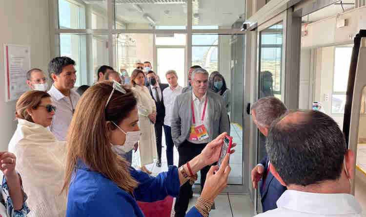 Các đại biểu Colombia được trình diễn xe điện uCar nhiệt đới