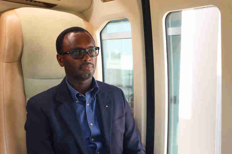 Ngài Đại sứ Rwanda tại UAE, Emmanuel Hategeka bên trong uCar tại Trung tâm Chứng nhận & Thử nghiệm uSky