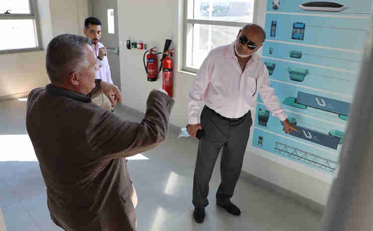 Ông Muhammad Tahir Lakhani làm quen với uSky goods EV's