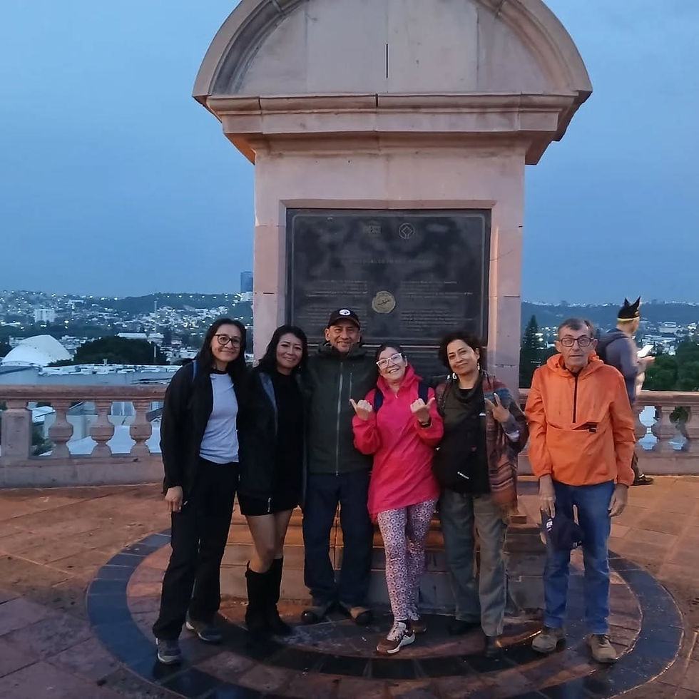 Recorriendo Querétaro desde El Mirador de Los Arcos hasta Plaza de Armas de Noche.