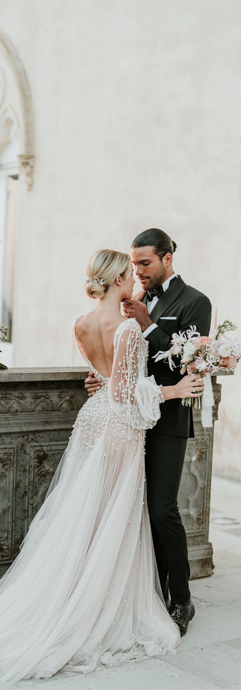 Sur la terrasse d'un palais sicilien, un couple de mariés enlacés dans un décor floral - photographe de mariage Sicile, Italie, Monaco