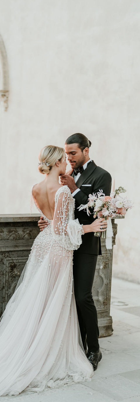 Sur la terrasse d'un palais sicilien, un couple de mariés enlacés dans un décor floral - photographe de mariage Sicile, Italie, Monaco