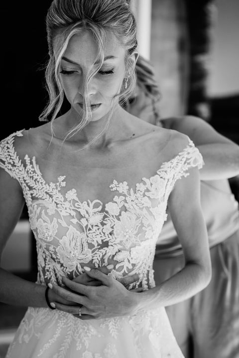 portrait de mariée pendant les préparatifs, style éditorial en noir et blanc, photographe de mariage Nice, Côte d'Azur