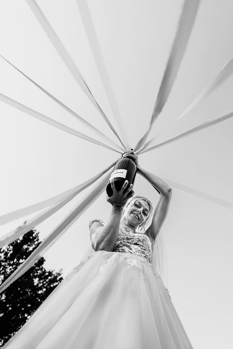 portrait de mariée pendant cocktail, noir et blanc style éditorial, photographe de mariage Cannes, Saint Tropez