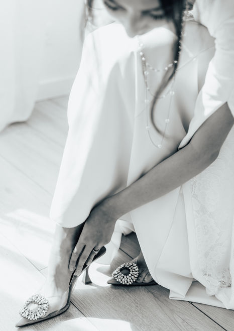 Mariée enfilant ses chaussures. Préparatifs de mariage. Photographe de mariage Var, Provence et Côte d'Azur