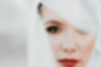 portrait éditorial du visage d'une jeune mariée avec voile - gros plan sur le regard - photographe de mariage Provence