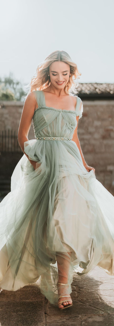 Heureuse, une jeune mariée court en souriant avec une robe élégante - robe de mariée - photographe de mariage Provence, Côte d'Azur et Sicile