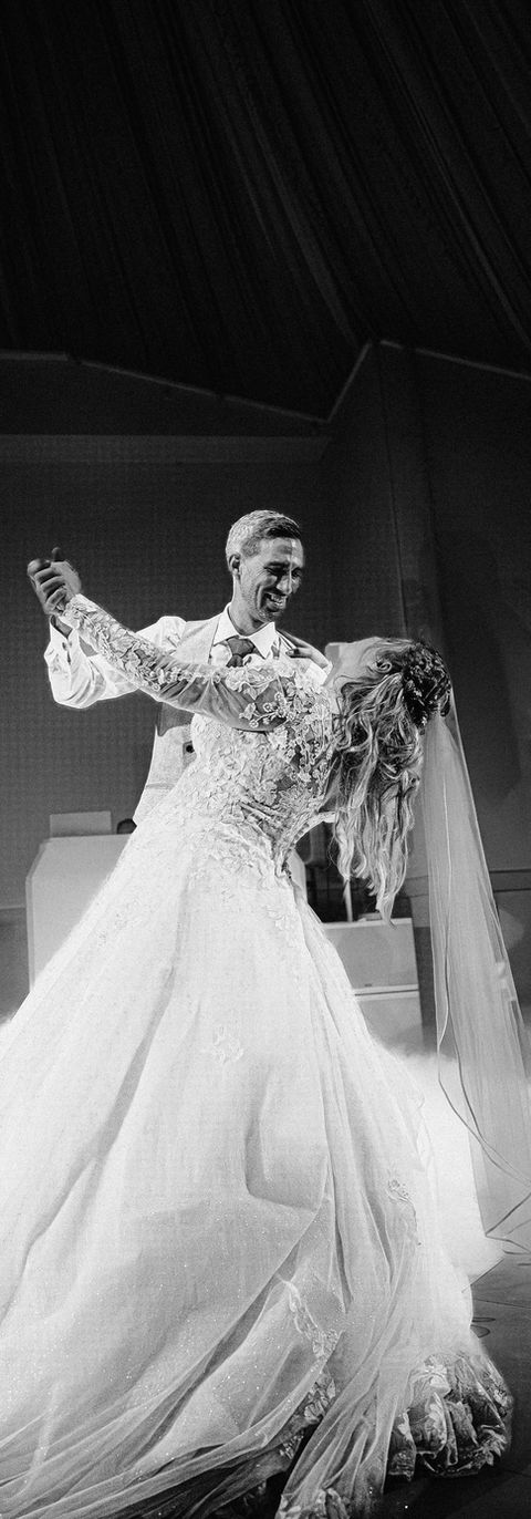 Valse d'un couple de mariés qui ouvrent le bal - noir et blanc - photographe de mariage Cannes, Grasse, Nice