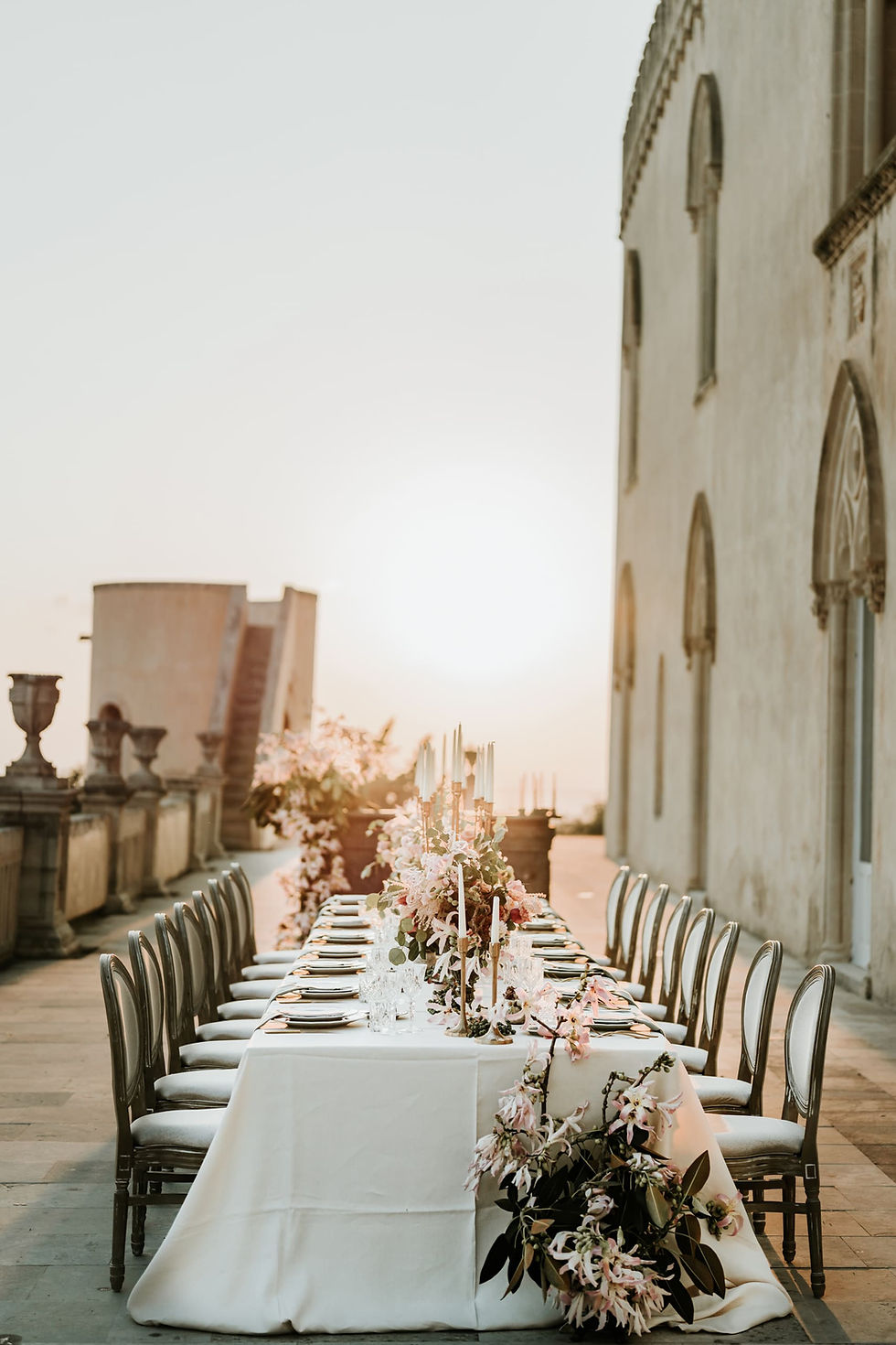 Table de mariage dressée dans la cour d'un Palais Sicilien - coucher de soleil - photographe-mariage-cannes-nice-grasse-provence.jpg