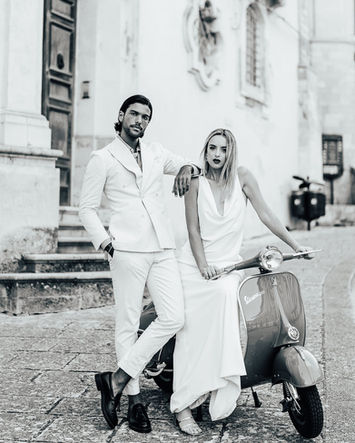 portrait de couple de mariés devant un scooter vintage dans une rue de Sicile, style éditorial en noir et blanc, destination wedding photographer Monaco, French Riviera, Sicile