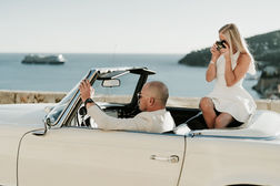 portrait d'un couple sur la French Riviera, style éditorial avec cabriolet vintage, photographie de mariage Nice