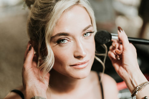 Le portrait serré d'une mariée pendant le maquillage. Préparatifs de mariage. Photographe de mariage Cavalaire, Provence