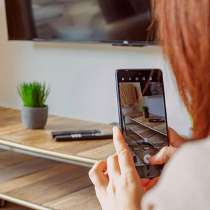 Charlène, gérante de Lidéale Conciergerie, prend en photo l'intérieur d'un logement lors d'une visite de suivi personnalisé pour état des lieux